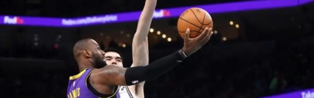 开云官网-没戴维斯真不行！39岁詹姆斯狂砍39分却独木难支